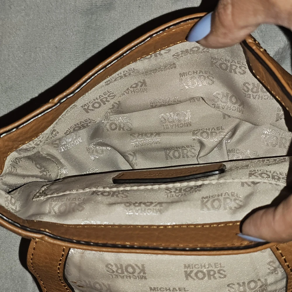 MICHAEL KORS Small Crossbody Bag / Tan Leather - Picture 9 of 16